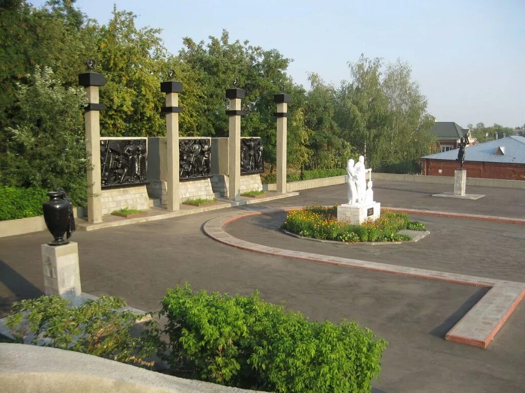 памятник токарю в пензе. памятник токарю свет машиностроителей пенза. фото на памятник пенза. фото на памятник пенза. дымовский гранит памятник глыба.