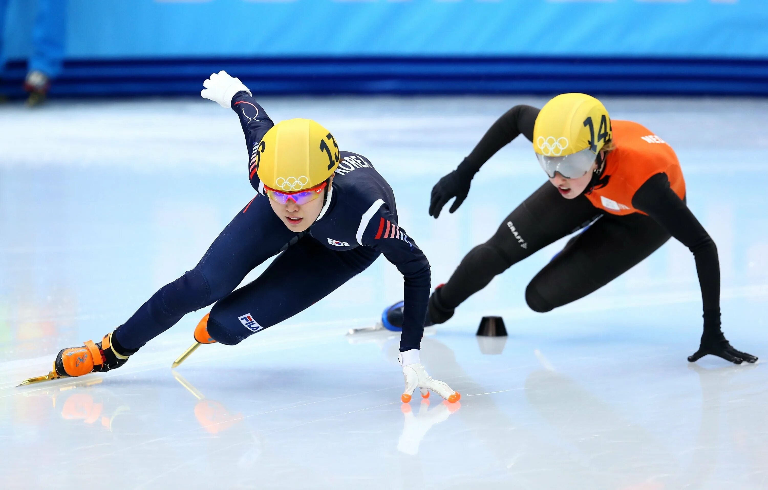 Шорт трек олимпийские. Конькобежный спорт Олимпийские игры. Speed Skating конькобежный спорт. Шорт-трек Олимпийские конькобежцы. Конькобежец шорт трек.