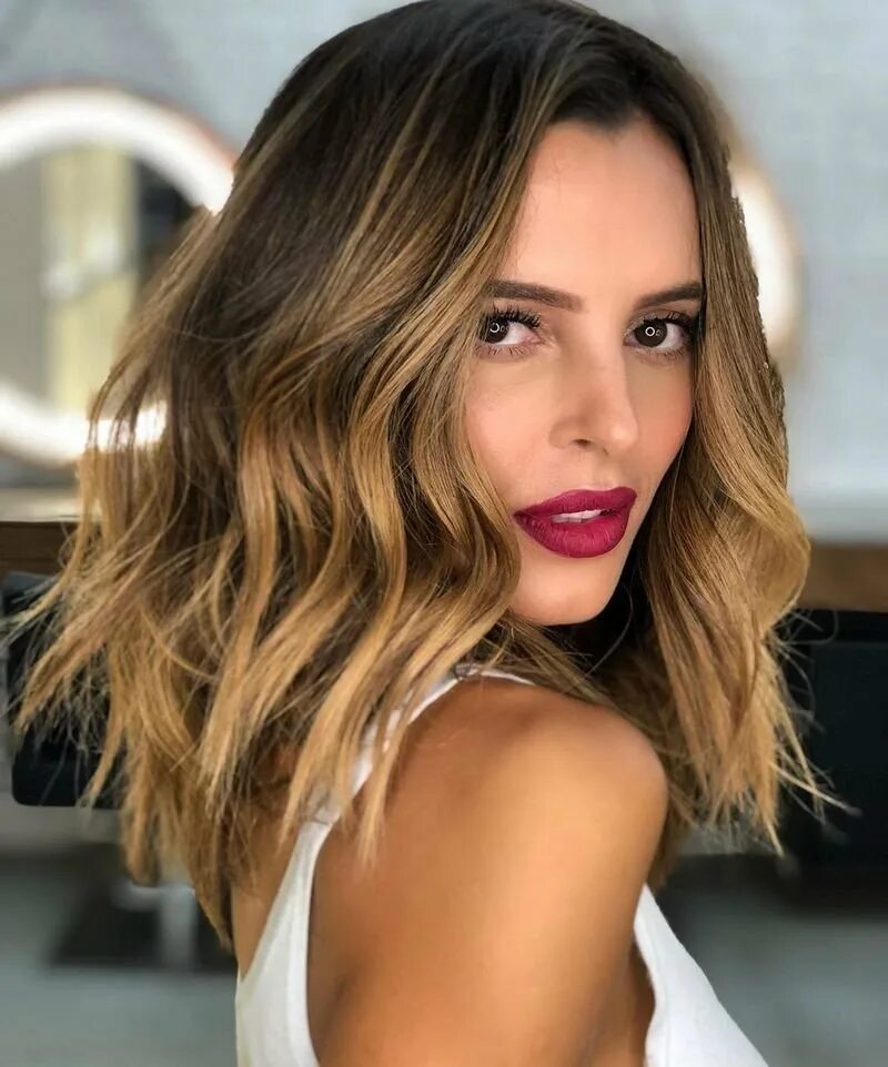 Модное окрашивание 2023 на темные волосы. Модное окрашивание волос средней длины. Окраска волос модные тенденции. Карамельно пепельный цвет волос. Стробинг окрашивание.