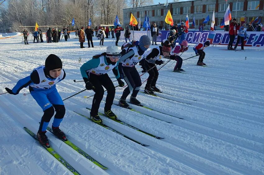 Спортивные школы лыжи. Лыжные гонки Чебоксары. Лыжные соревнования. Лыжи соревнования. Школьники на лыжах.