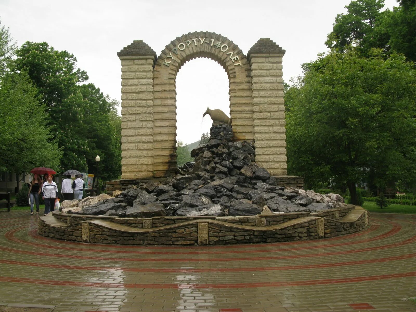 Горячий ключ краснодарский источник. Курортная зона горячий ключ Краснодарский край. Санаторский парк горячий ключ. Курортный парк горячий ключ. Горячий ключ парк старый замок.