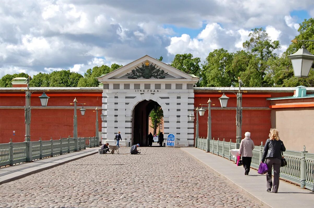 Спб вход. Иоанновский равелин Петропавловской крепости. Иоанновские ворота Петропавловской. Петропавловская крепость Иоанновские вороты. Кронверкские ворота Петропавловской крепости.