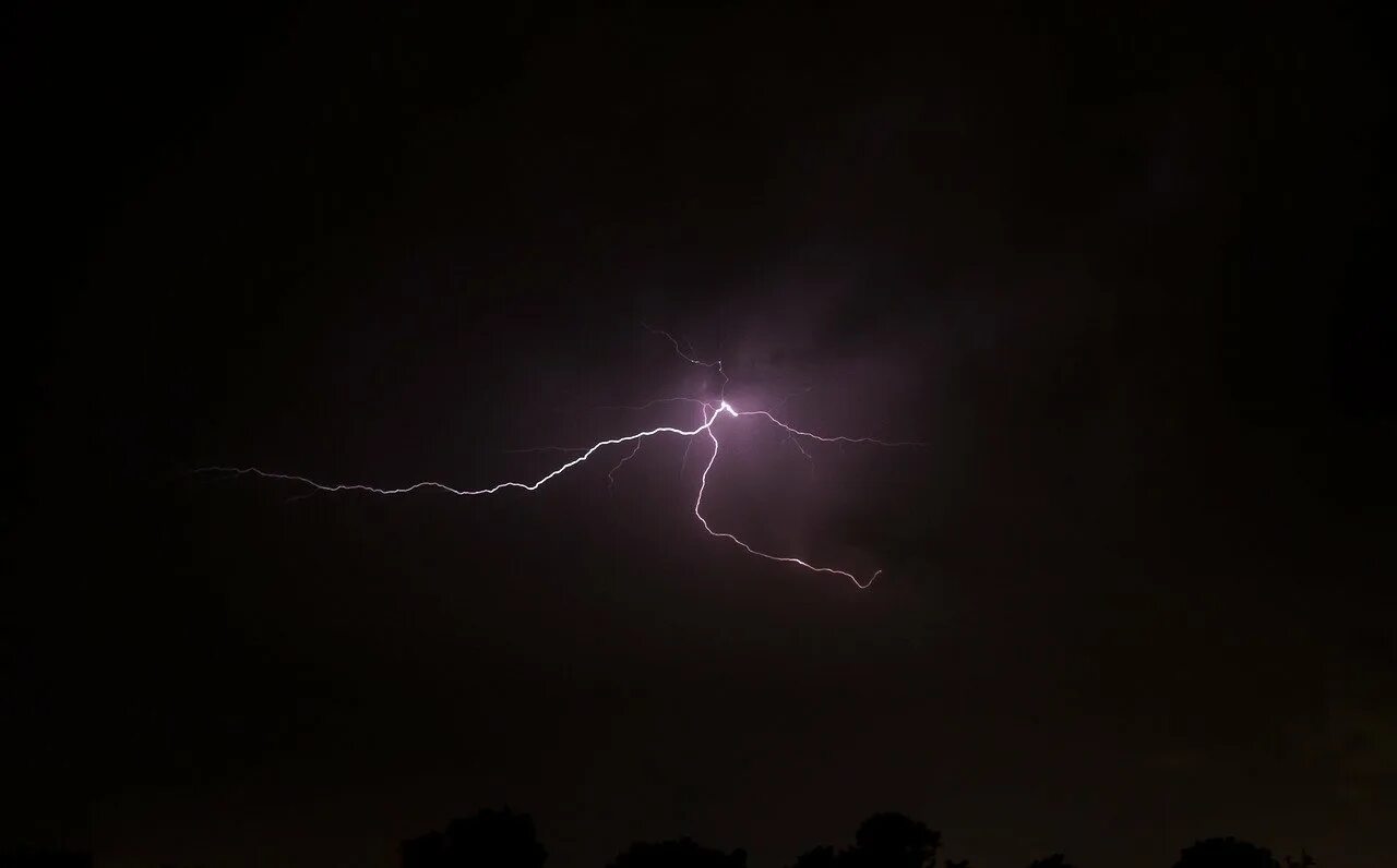 Гроза. Молния на темном фоне. Гроза молния. Темная молния. Черная молния.