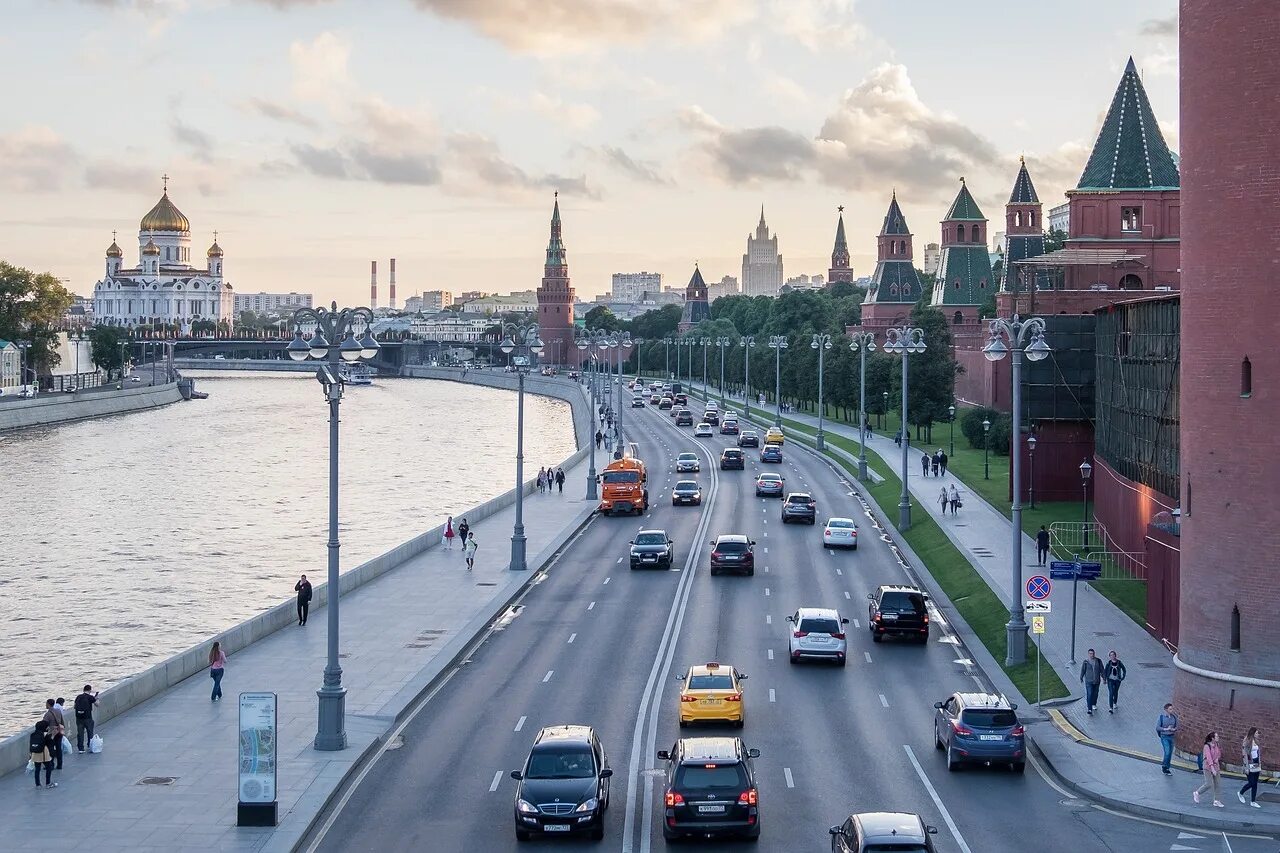 Часто бываешь в москве. Город Москва. Москва фото. Центр Москвы. Кремлевская набережная.