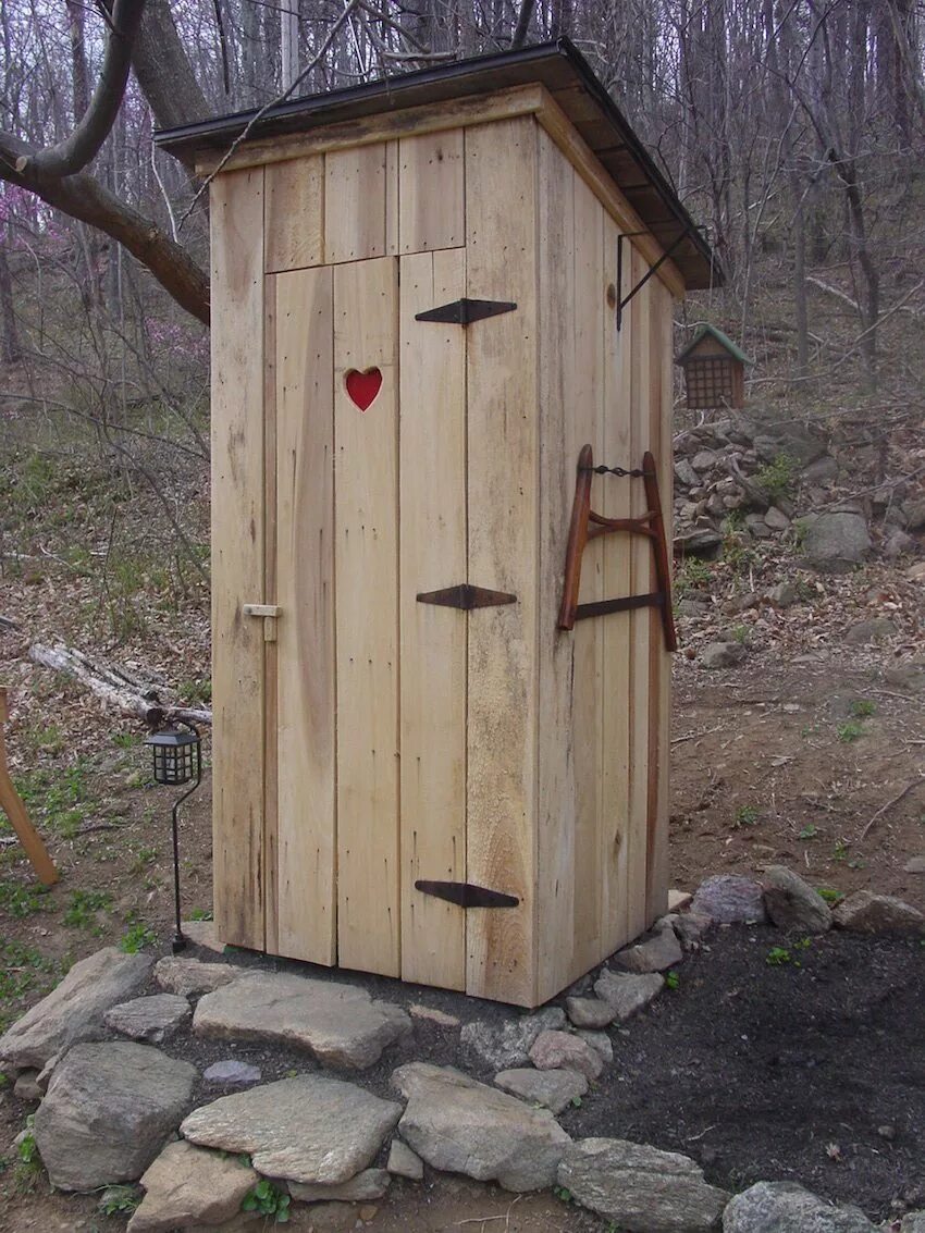 Туалет дачный. Деревянный туалет. Садовый туалет деревянный. Туалет деревянный для дачи. Как самой сделать туалет на даче