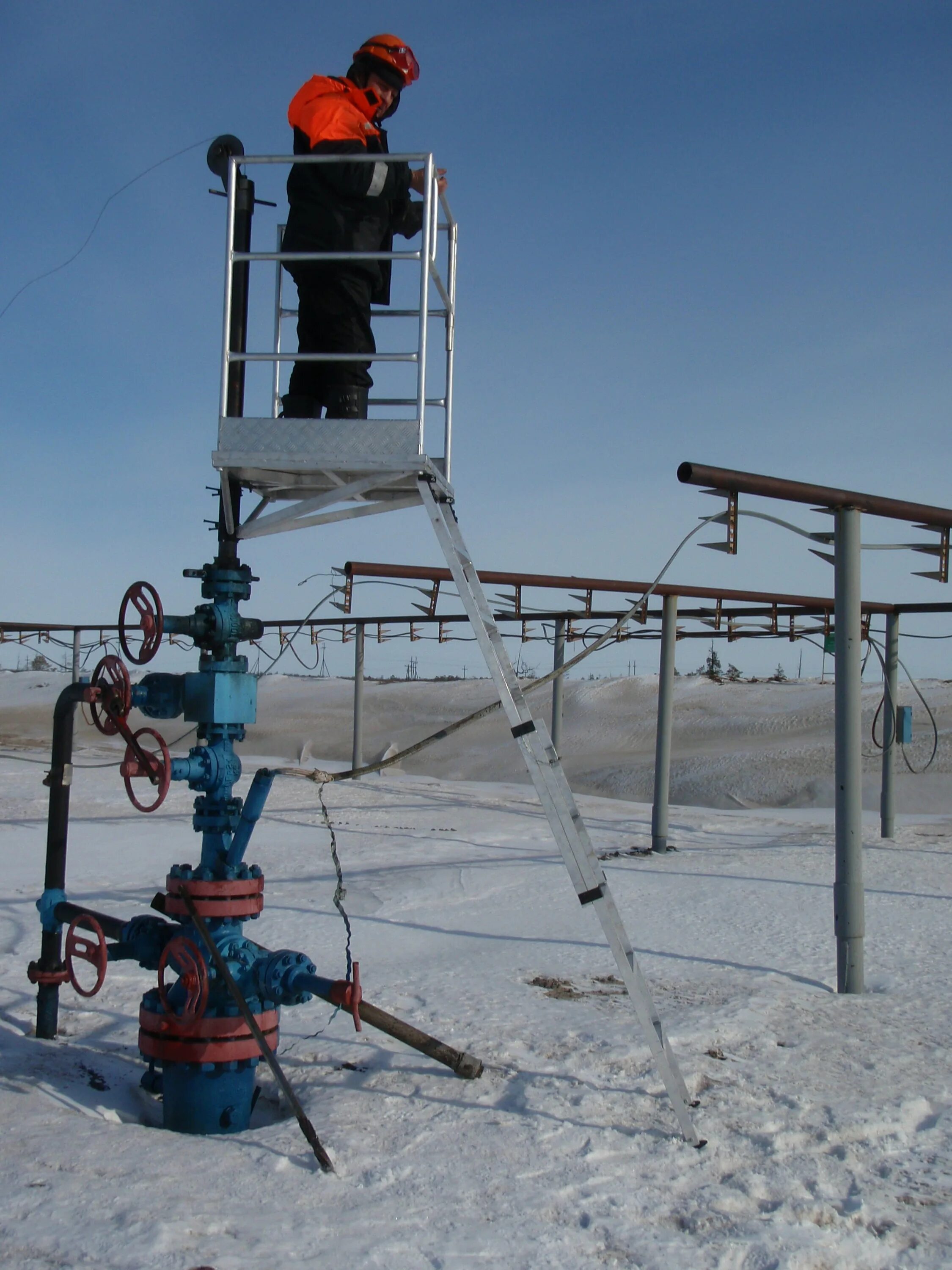 куст нефтяных скважин сургутнефтегаз. фонтанная арматура газпром. площадка скважины. кусты скважин добычи нефти. площадка скважины.