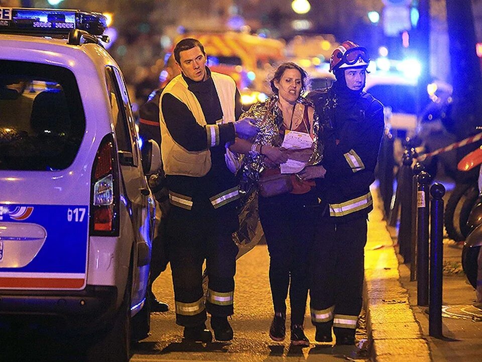 Теракт в париже 13 ноября. Теракт в Париже 2015 Батаклан. Театр Батаклан в Париже 2015. Театр Батаклан Париж теракт. 13 Ноября 2015 Франция теракт.