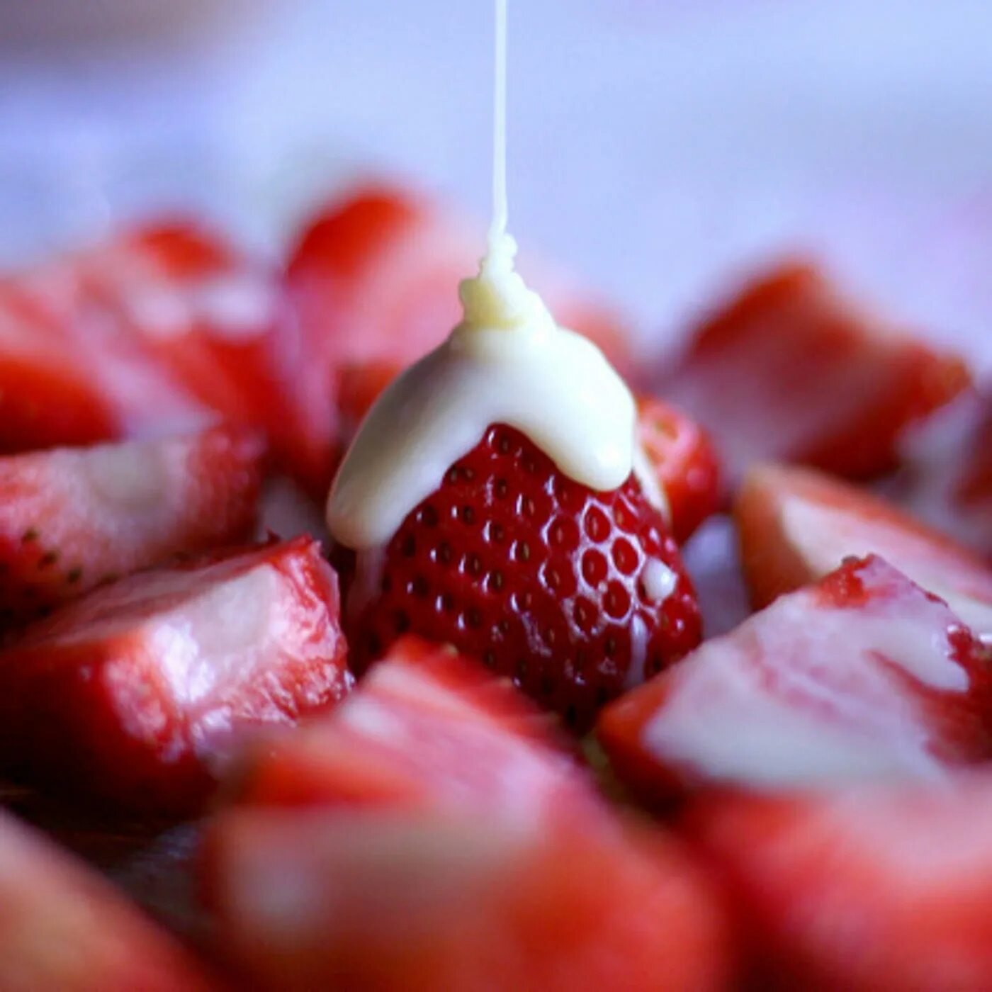 Мороженое клубника со сливками. Клубника со взбитыми сливками подача. Клубника со взбитыми. Ягоды со взбитыми сливками. Клубника со сливками.