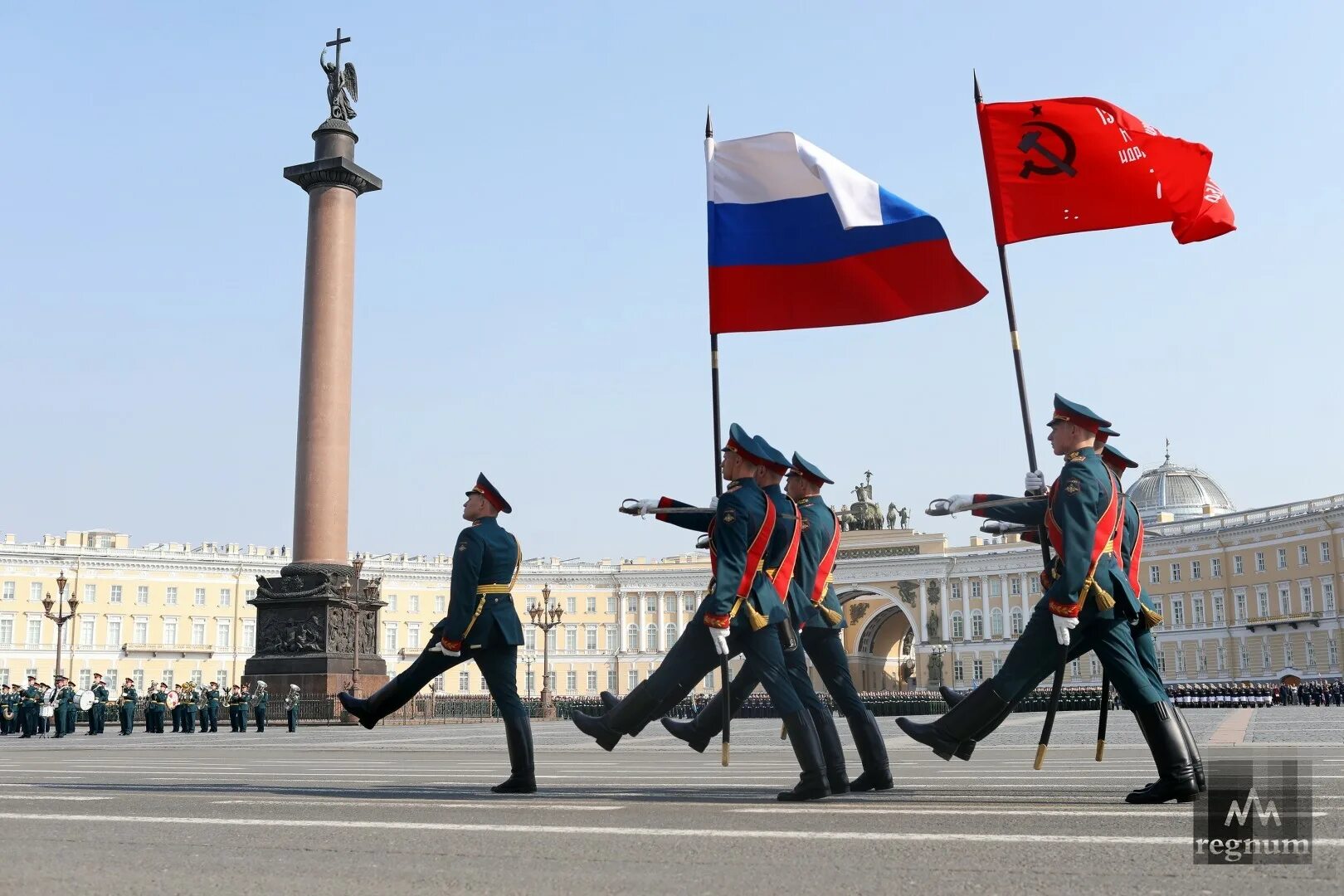 Флаг вынести. Парад Победы на Дворцовой площади. Дворцовая площадь в Санкт-Петербурге парад. Питер Дворцовая площадь парад Победы. Партна Дворцовой площади.