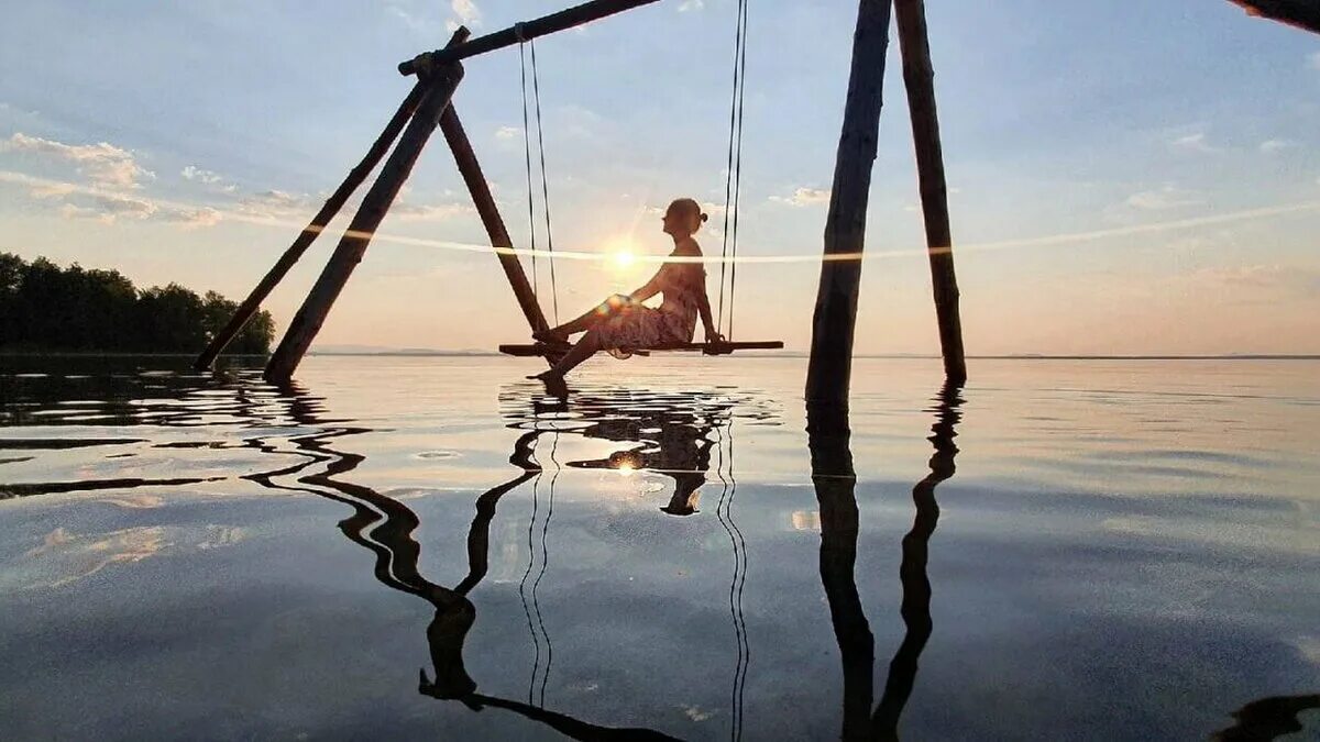 Качеля на обском море. Коса беляус качели в море. Качели на обском море новосибирск. Пляж бумеранг обское море. Качели на озере увильды.