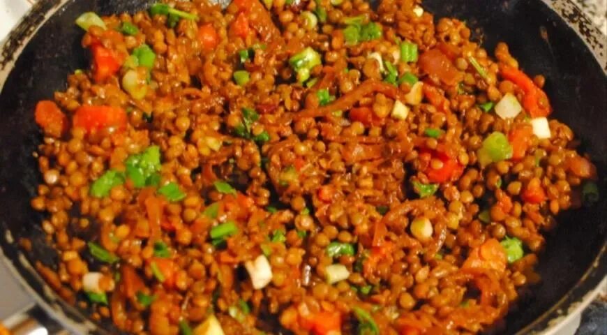 Чечевица с овощами готовое блюдо в поход. Чечевица гарнир. чечевица с помидорами и луком. гарнир из чечевицы красной. красная чечевица гарнир.