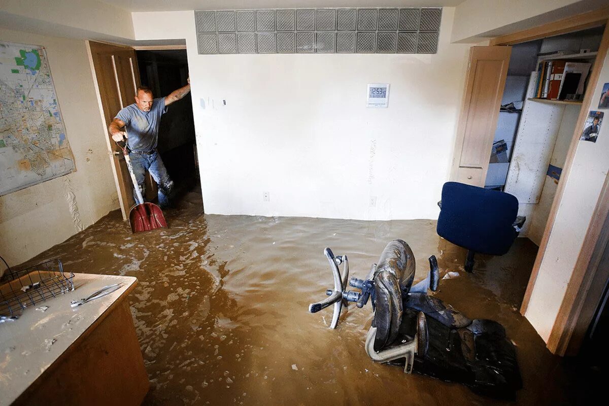 Испорченная квартира. Потоп в квартире. Затопление квартиры. Затоп квартиры. Затопило квартиру.