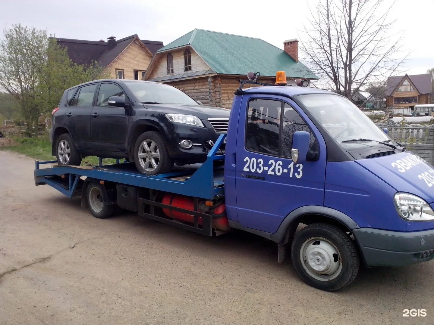 Автомобиль на эвакуаторе. Эвакуатор легковых автомобилей. Freightliner m2 эвакуатор. Mercedes benz 1827 автовоз. Эвакуатор газель 5 местный.