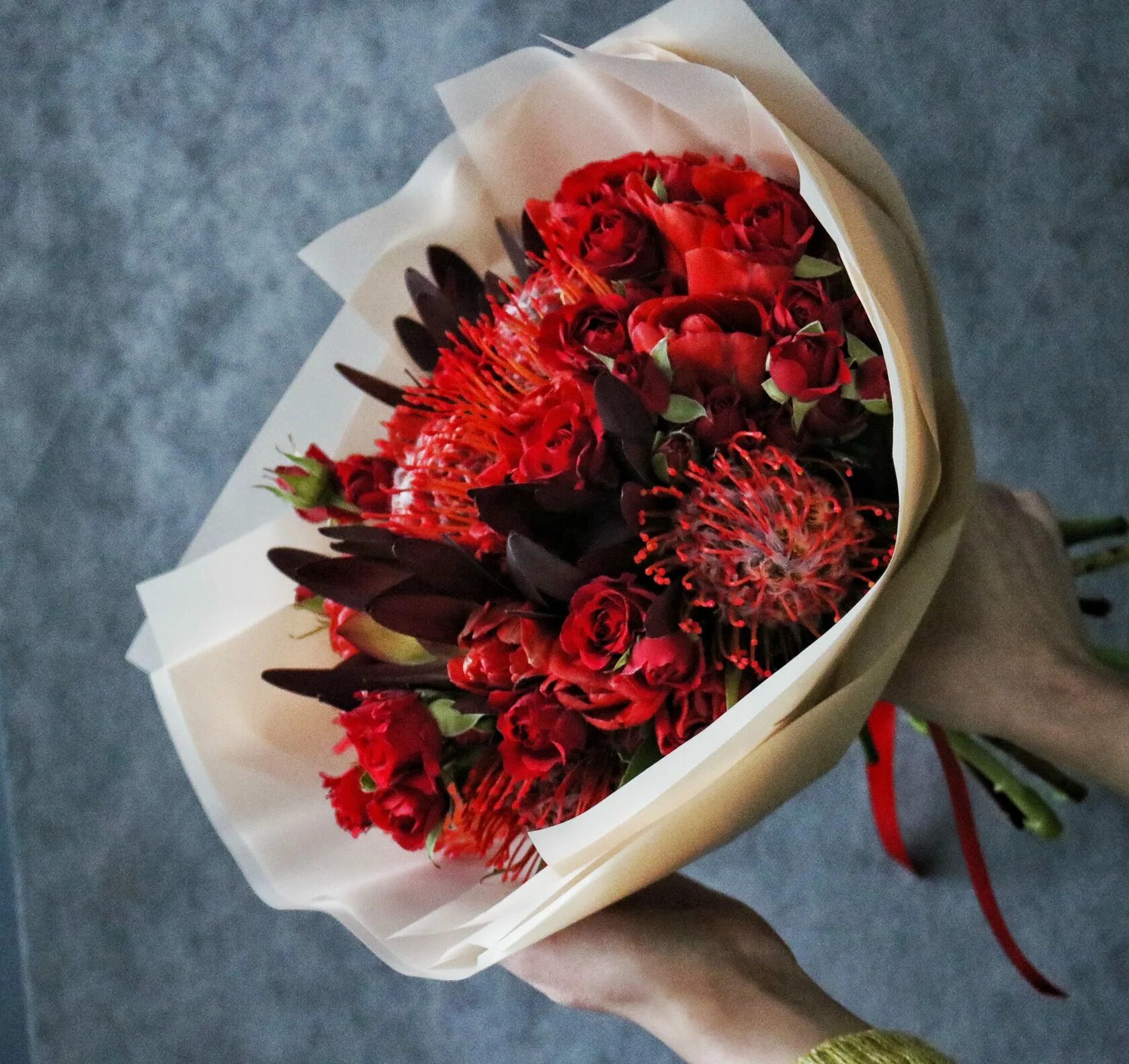 цветы на 14 февраля девушке цветов. мужчина дарит цветы. романтичный букет. цветы на 14 февраля девушке цветов. букет "14 февраля".
