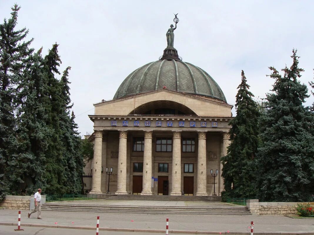 Планетарий волгоград сайт. Планетарий Волгоград. Музей планетарий Волгоград. Здание планетария Волгоград. Планетарий Волгоград Гагарина 14.