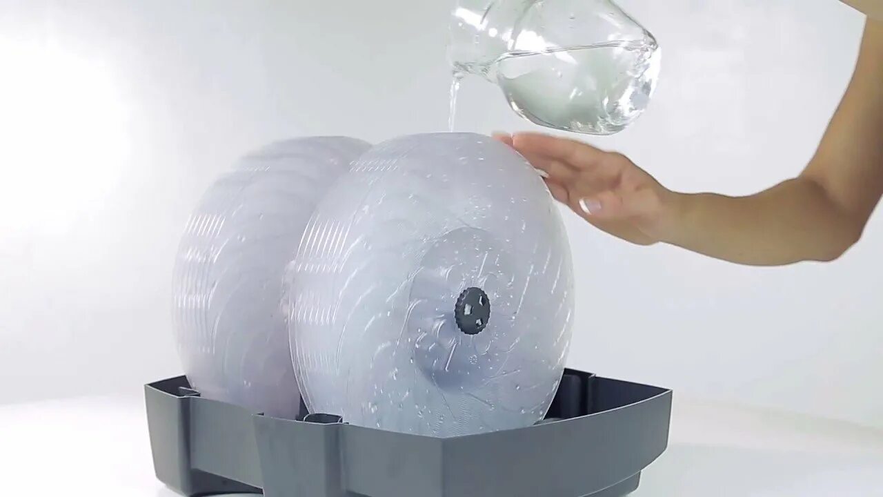 Свежий воздух мем. Моем воздух. Девушка моет волосы. Воздух o2. Увлажнители воздуха для цветов в квартире.