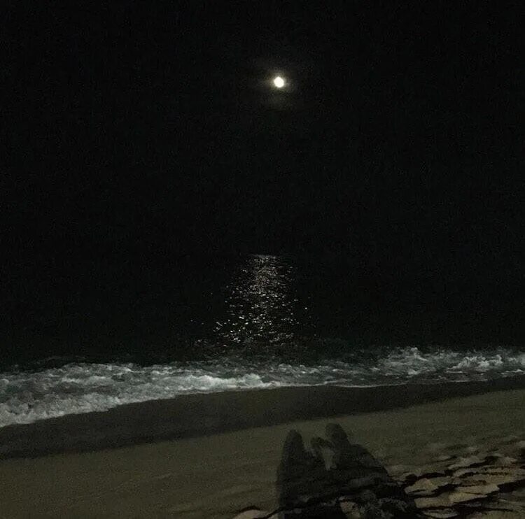 Тишина ли ночная. Ночной пляж. Пляж ночью. Ночь на берегу моря. Пляж ночью Эстетика.