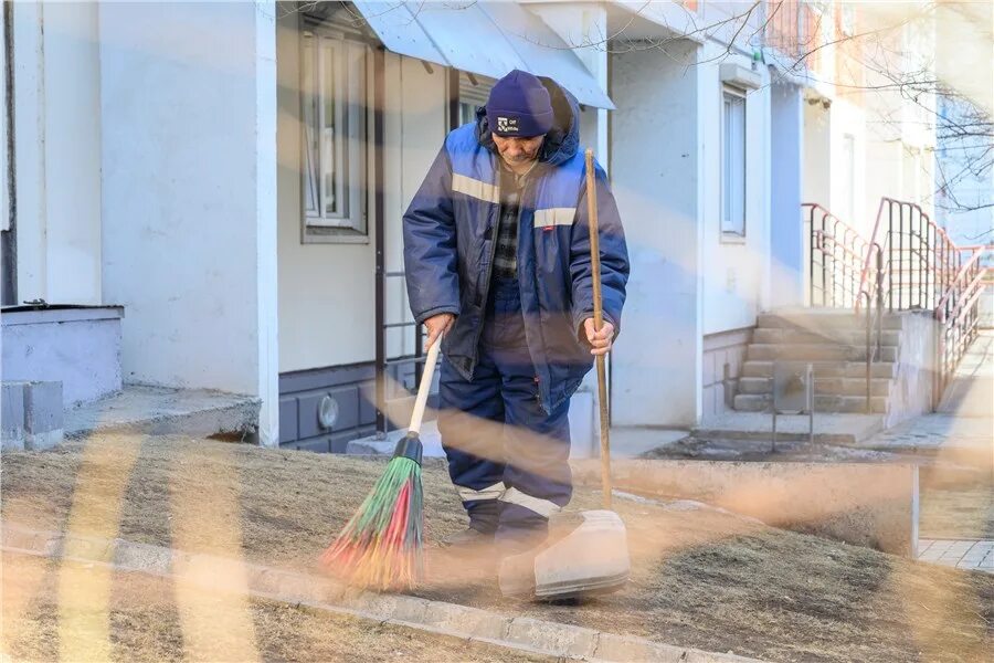 Дворники красноярск свежие. Уборщик дворник. Дворников абакан. Дворник пенсионер. Дворники красноярск свежие.