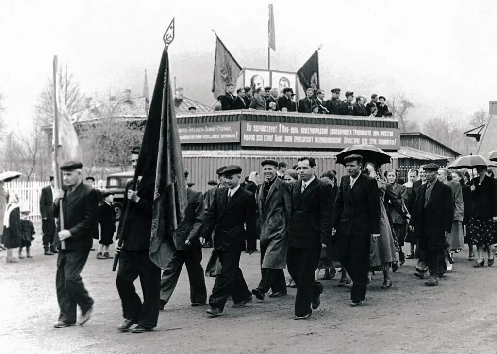 Металлургический район Челябинска в годы войны 1941-1945. Челябинская область в 1941-1945 годы. Челябинск 1945 год. Златоуст в годы войны 1941-1945. 1 мая челябинская область