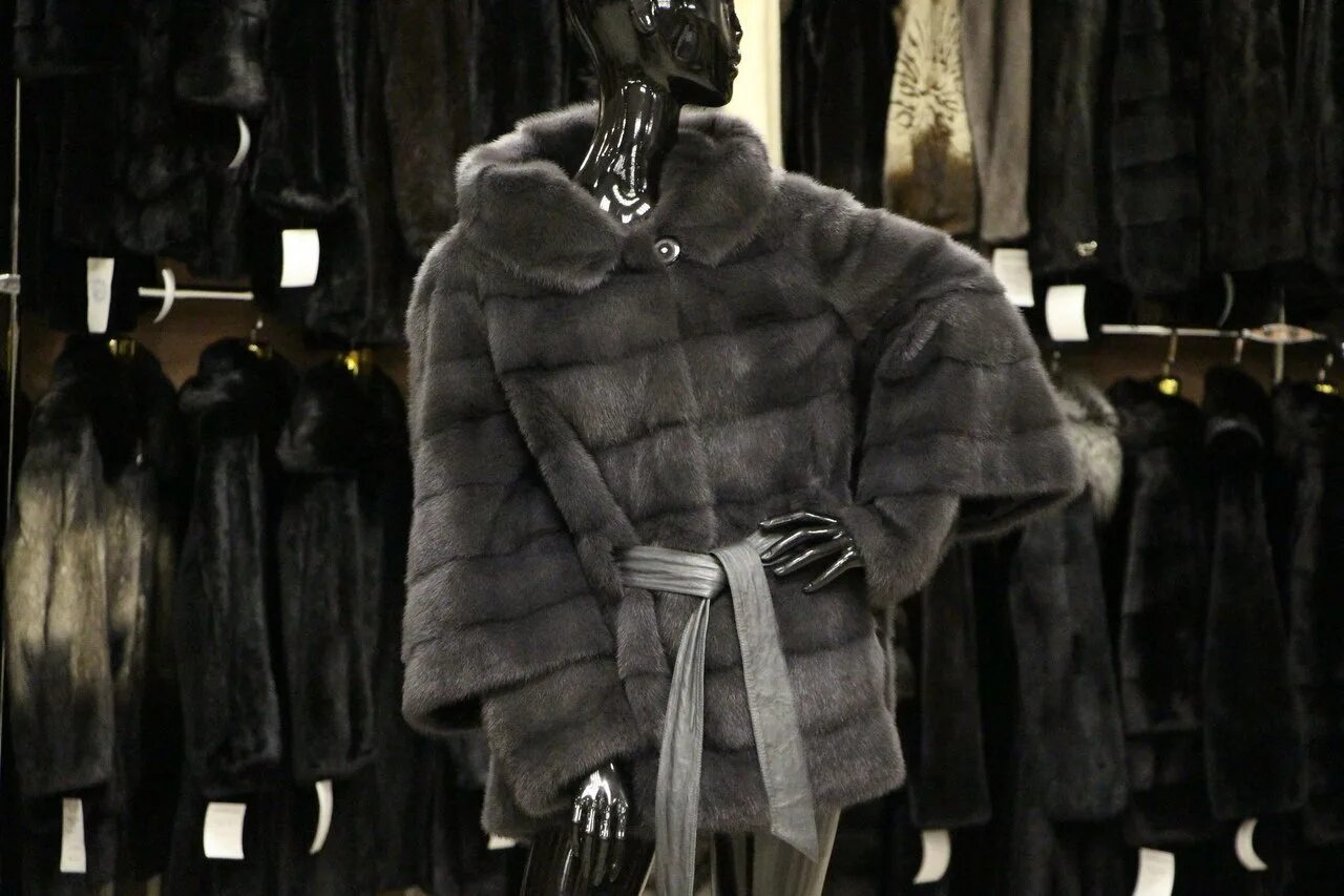 Продать шубу быстро в москве из норки. Шуба норковая. Шуба каляев размер 42 черный. Куда сдать шубу. Шубки из норки с капюшоном.