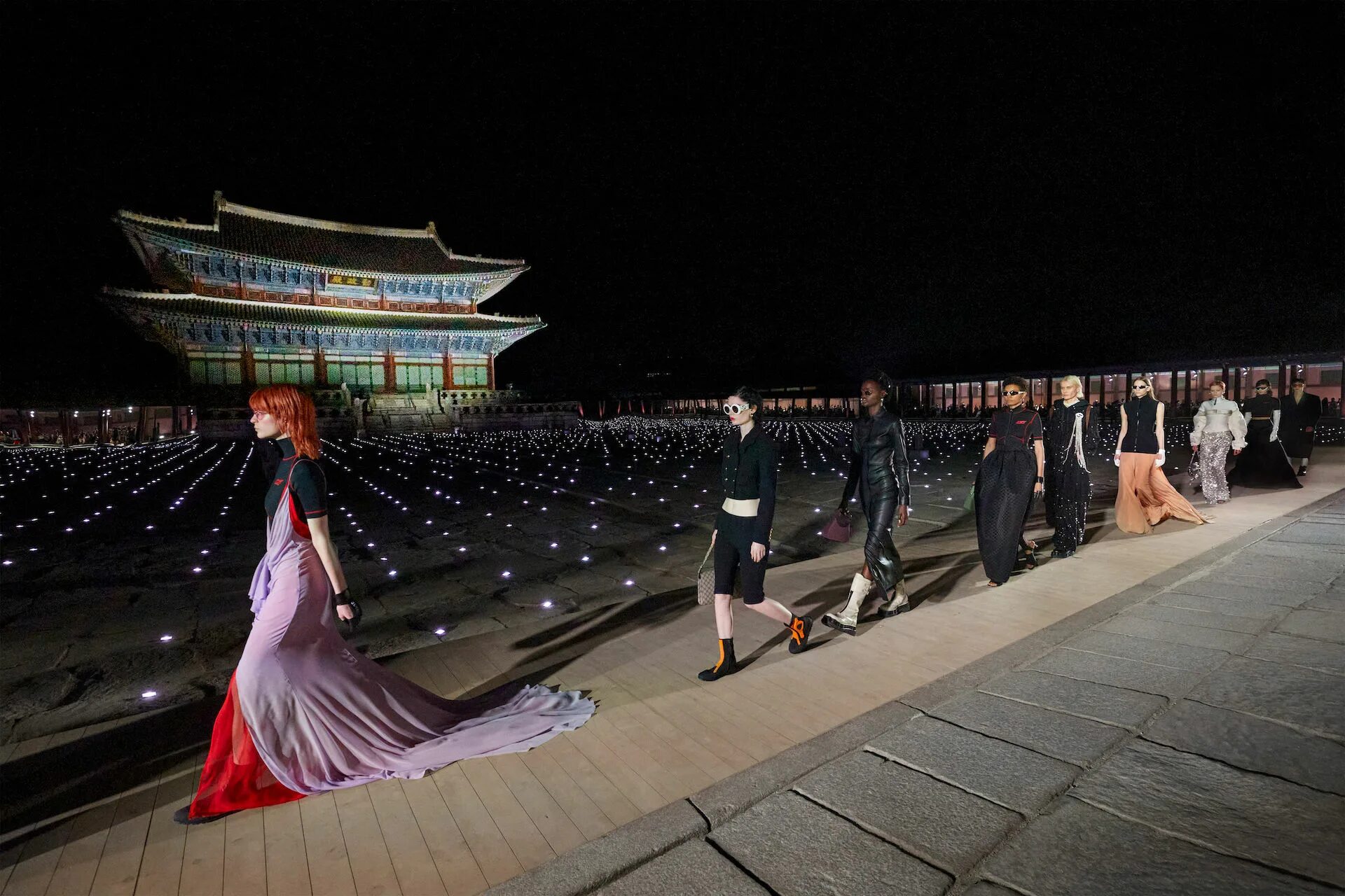 Дворец Кенбоккун в Сеуле. Gucci Cruise 2023. Северная Корея развлечения. Дефиле. Неспящие в сеуле 2024