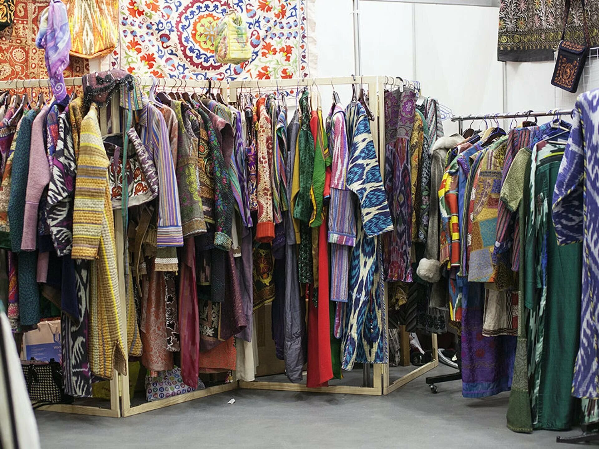 Узбекские товары. Узбекская Национальная одежда. Узбекистанский трикотаж. Таджикские ткани. Узбекская Национальная одежда женская.