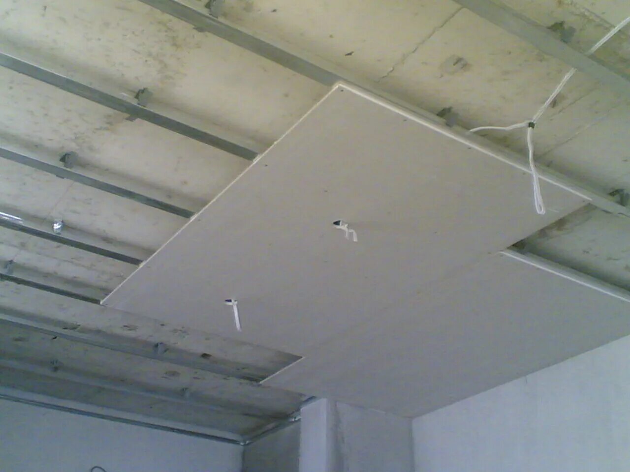 Подшивной потолок ГКЛ. Подшивной потолок из гипсокартона. ГВЛВ 12.5 мм короба. Монтаж гипсокартонного потолка.