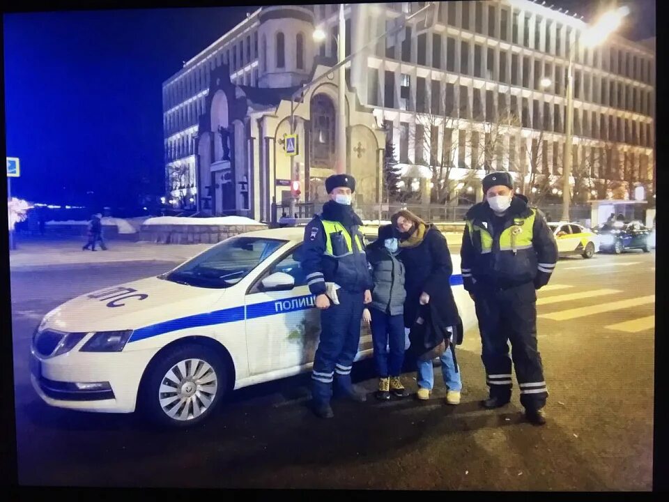 Полиция вернула телефон. Инспектор ДПС. Полиция в центре Москвы. Машины полиции России. ДПС.