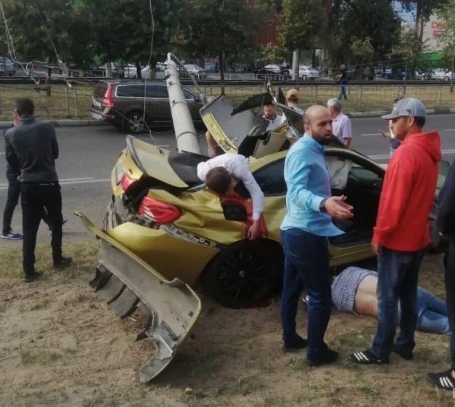 Золотая БМВ Краснодар авария. Трупы в автомобильных авариях. Жертвы автомобильных катастроф.