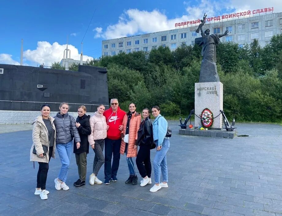 Hh в мурманске. Памятник воину в мурманске. Hh в мурманске. Мурманск 20 век. Hh в мурманске.