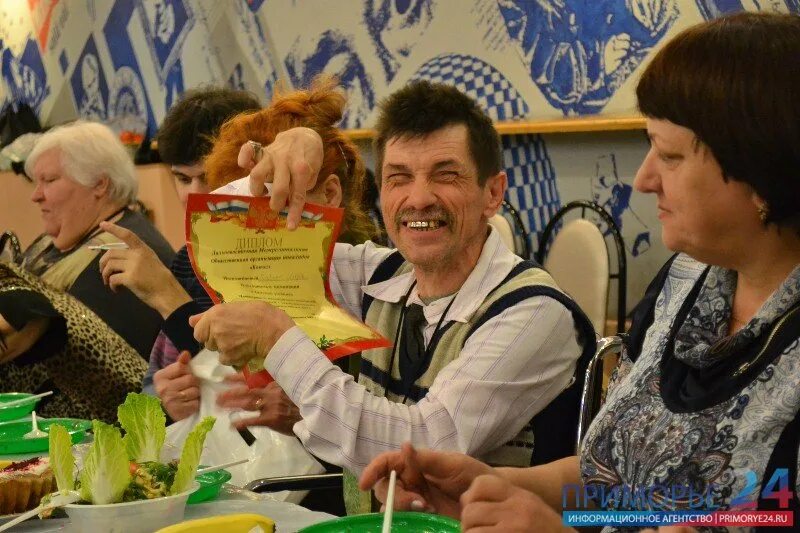 в дмитровском кремле открылась выставка «путь навстречу». приморская общественная организация. защита прав логотип. адолат нураков баходир. приморская общественная организация.