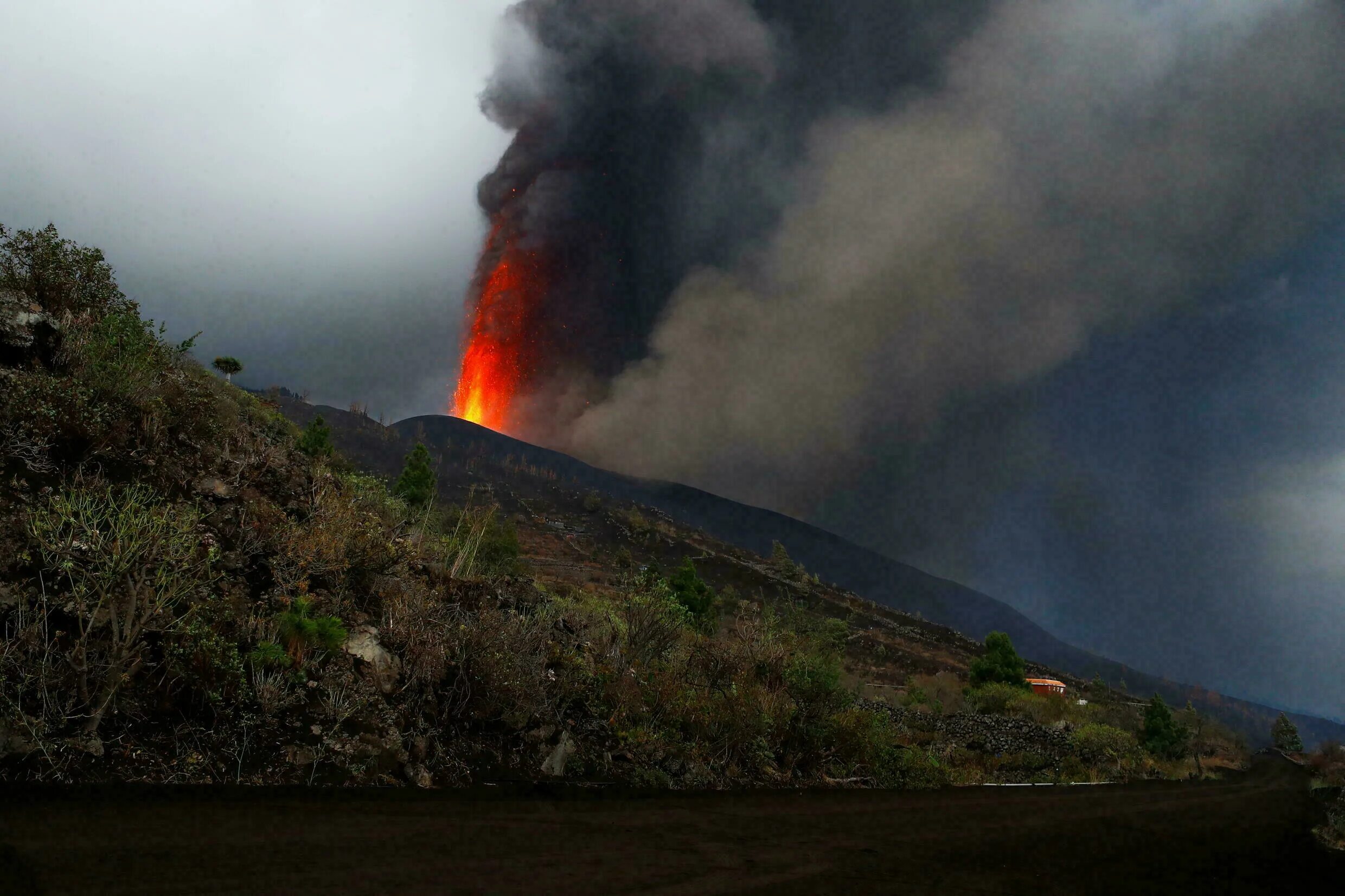 извержение вулкана в испании. извержение вулкана на канарских островах. вулкан на канарских островах. извержение вулкана в испании. извержение кумбре-вьеха (2021).