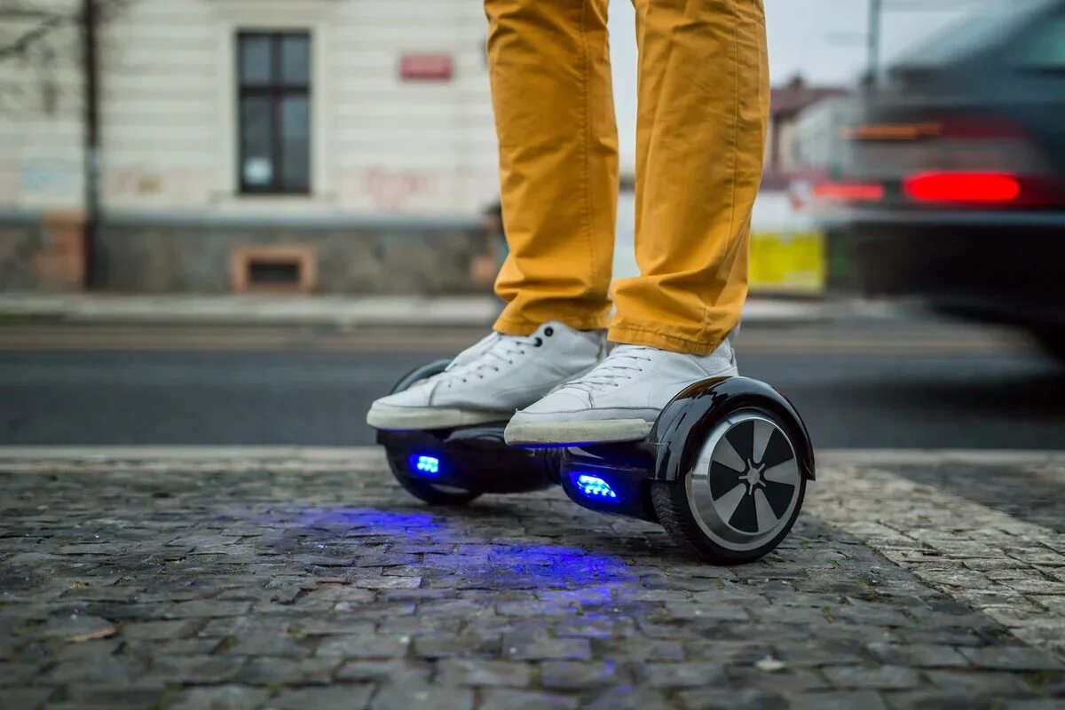 Hoverboard гироскутер. Необычные средства передвижения. Человек на гироскутере. Гироскутер самокат.