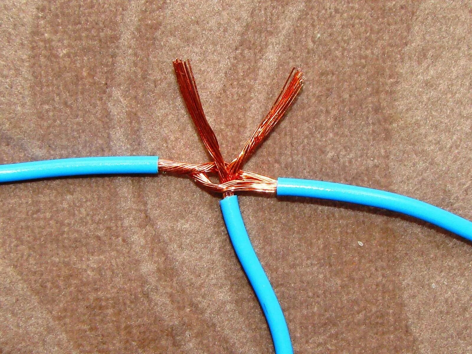 Скрутка ВВГ 2.5. Соединение кабеля с многожильным проводом. Соединительный стык электрокабеля. Соединитель два провода 2.
