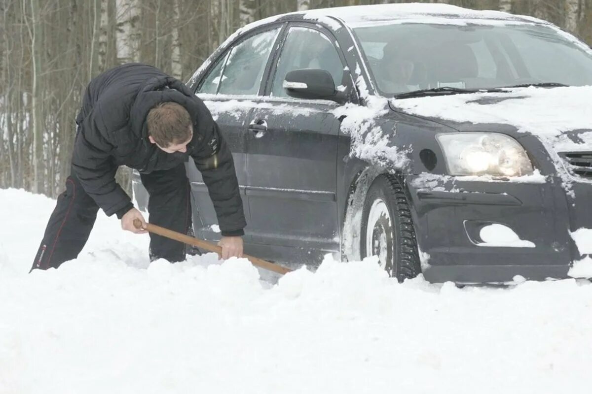 Вытащить из сугроба. Машина в сугробе. Машина застряла в сугробе. Автомобиль забуксовал в снегу. Сугроб из машины.