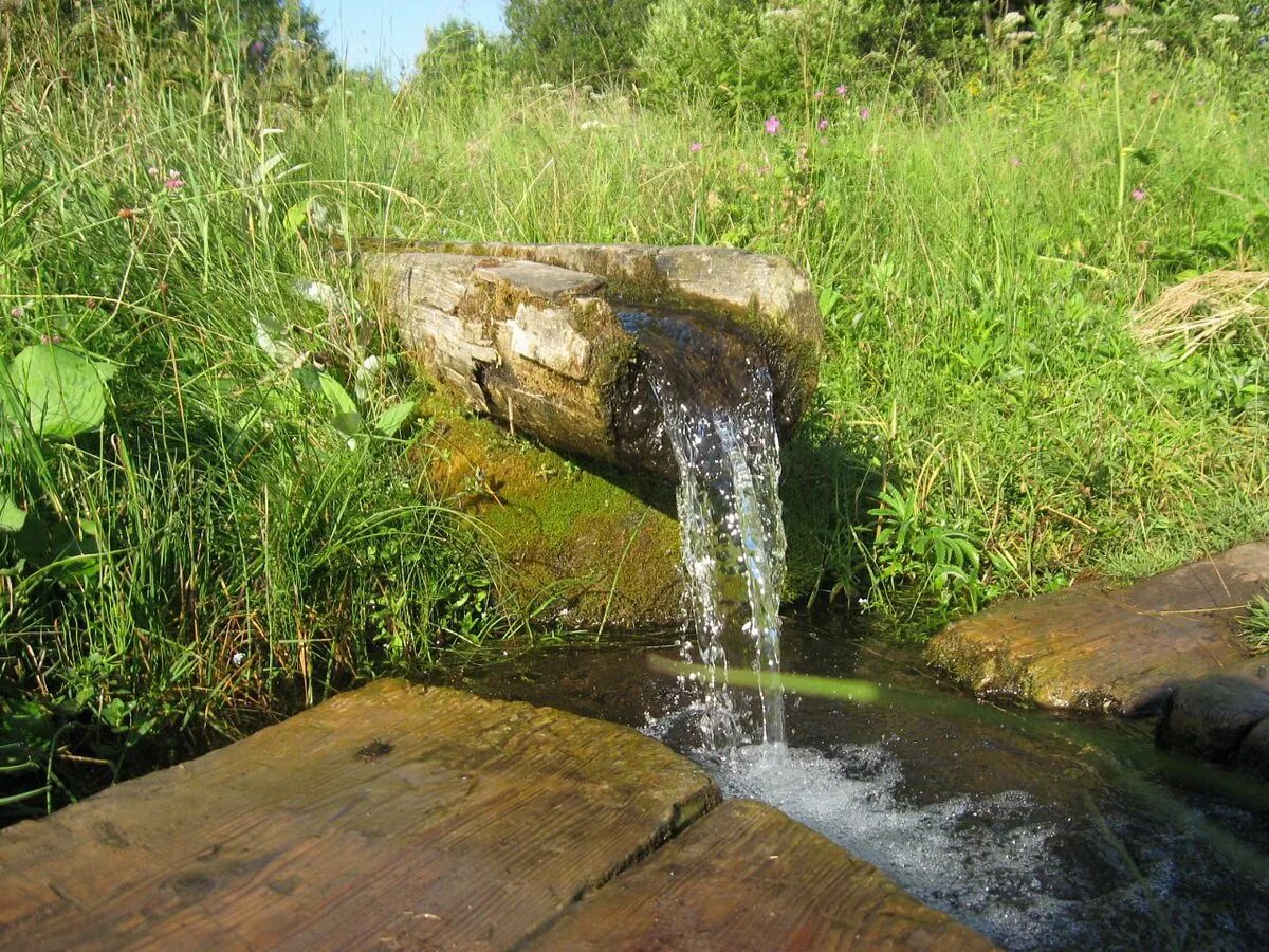 небольшой ручей. бегут ручьи. теки родник. ручей. теки родник.