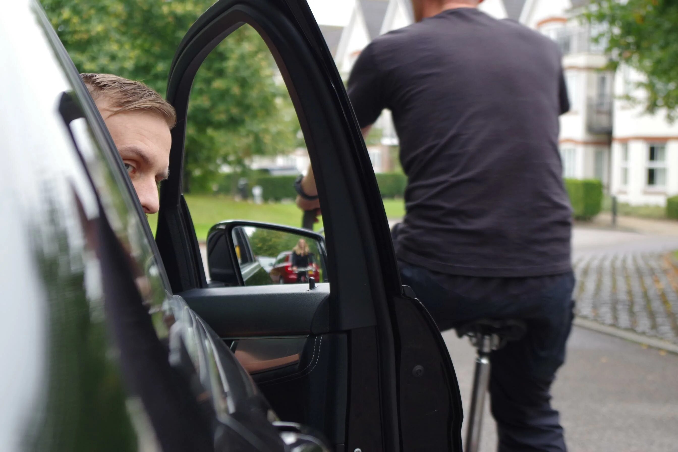 Мужчина в автомобиле. Bmw 6 cabrio 2016. Ехали с открытыми дверями. Дверь маршрутки. Ехали с открытыми дверями.