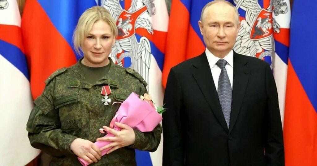 Чаепитие у президента. Женщина рядом с путиным. Девушка рядом с путиным. Женщина с видео с путиным. Встреча президента с матерями.