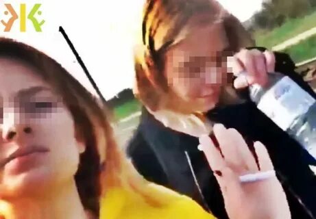 Две девочки выбежали