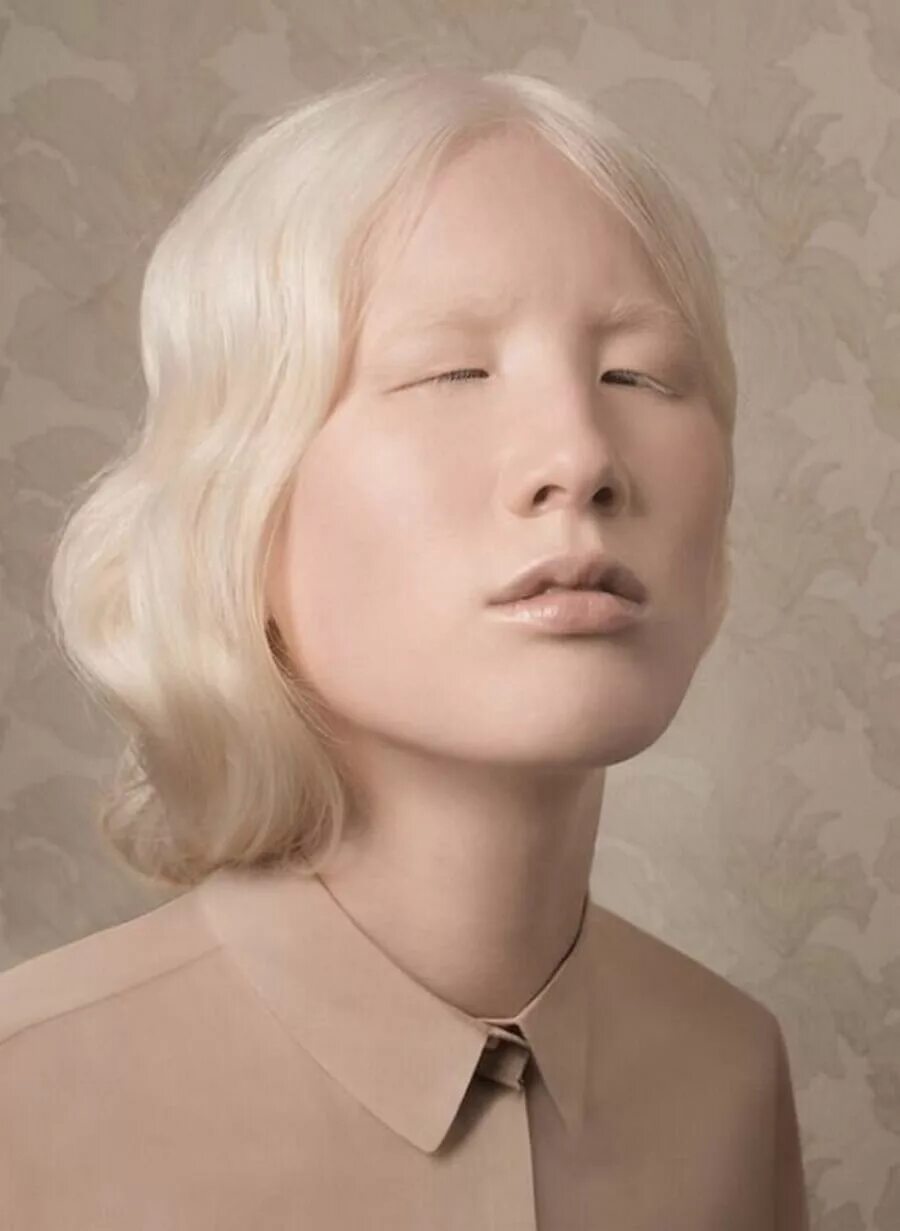 Необычные странных людей. Justine Tjallinks. Нестандартная внешность. Девушка альбинос красивая. Модели с необычной внешностью.