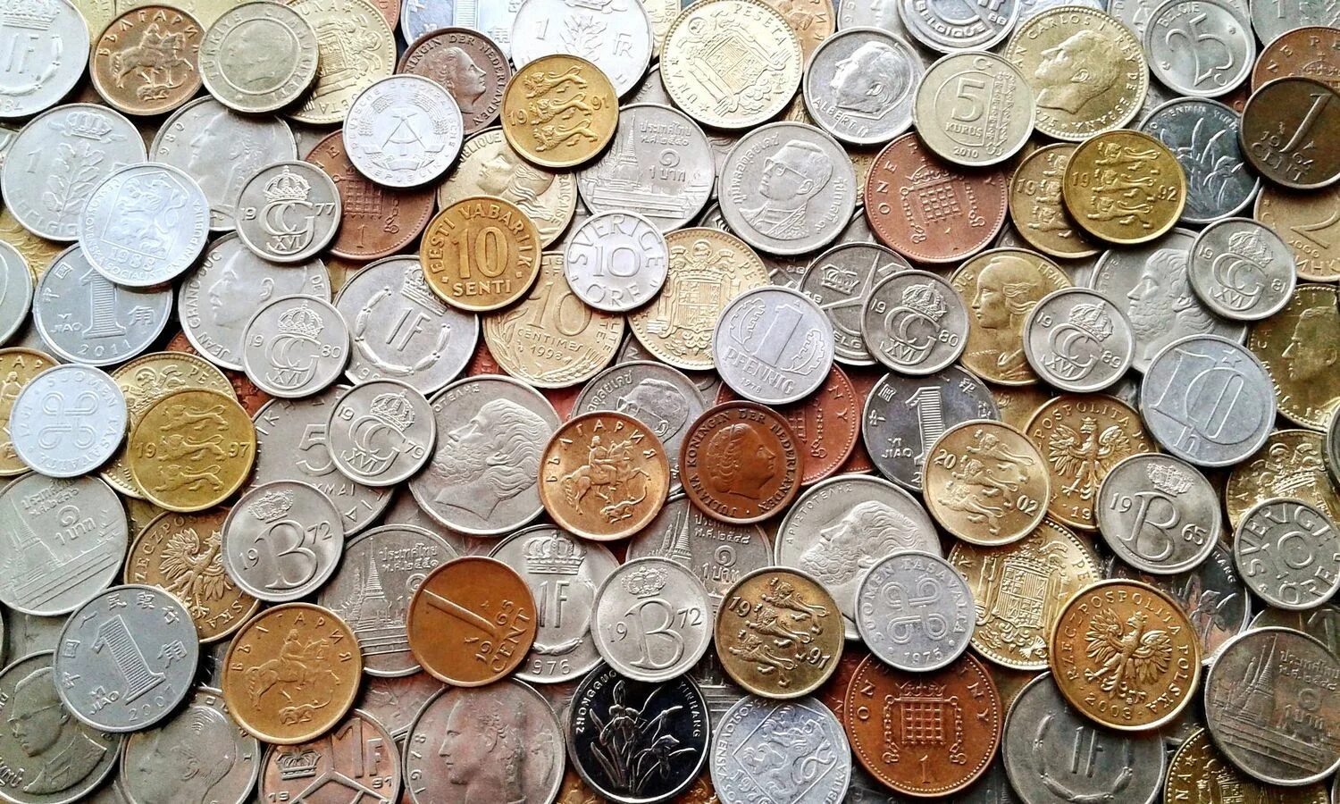 Достоинства металлических монет. Металлические монеты. много монет. много мелочи.