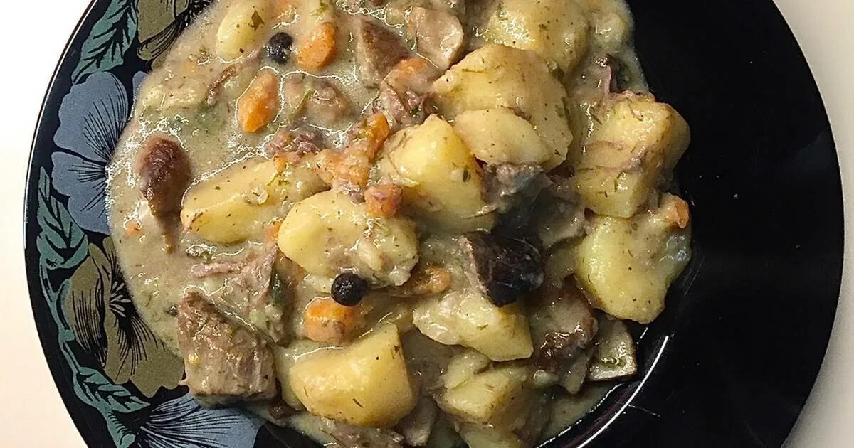 Картошка с мясом и грибами в сметане. Тушёная картошка с мясом и грибами. Картофель тушеный с грибами. Тушеная картошка с грибами. Тушёная картошка с грибами в сметане.