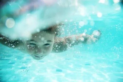 Под водой дети в бассейне