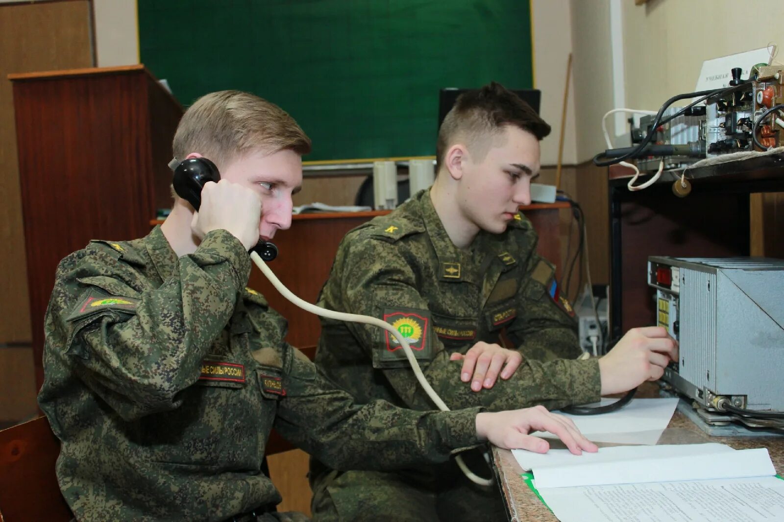 Обучение в военном учебном центре. УВЦ ПГУ. Плющ ПГУ УВЦ. Учебные занятия в армии. Курсанты на занятиях.