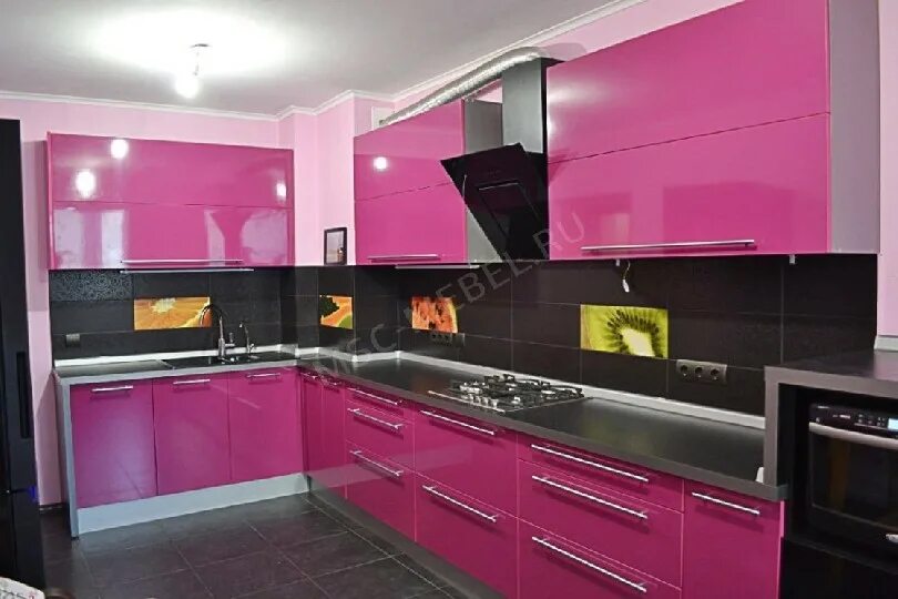 розовая кухня с черной столешницей. кухня розовая с черным. черный с розовым в интерьере кухни. черно розовая кухня. розово-черные кухни в современном.