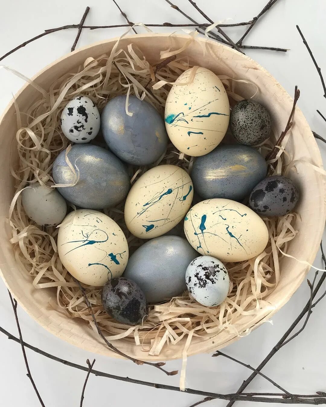 Какими цветами красить яйца. Яйцо Пасха. Оригинальные яйца на Пасху. Крашеные яйца на Пасху. Необычное окрашивание яиц.