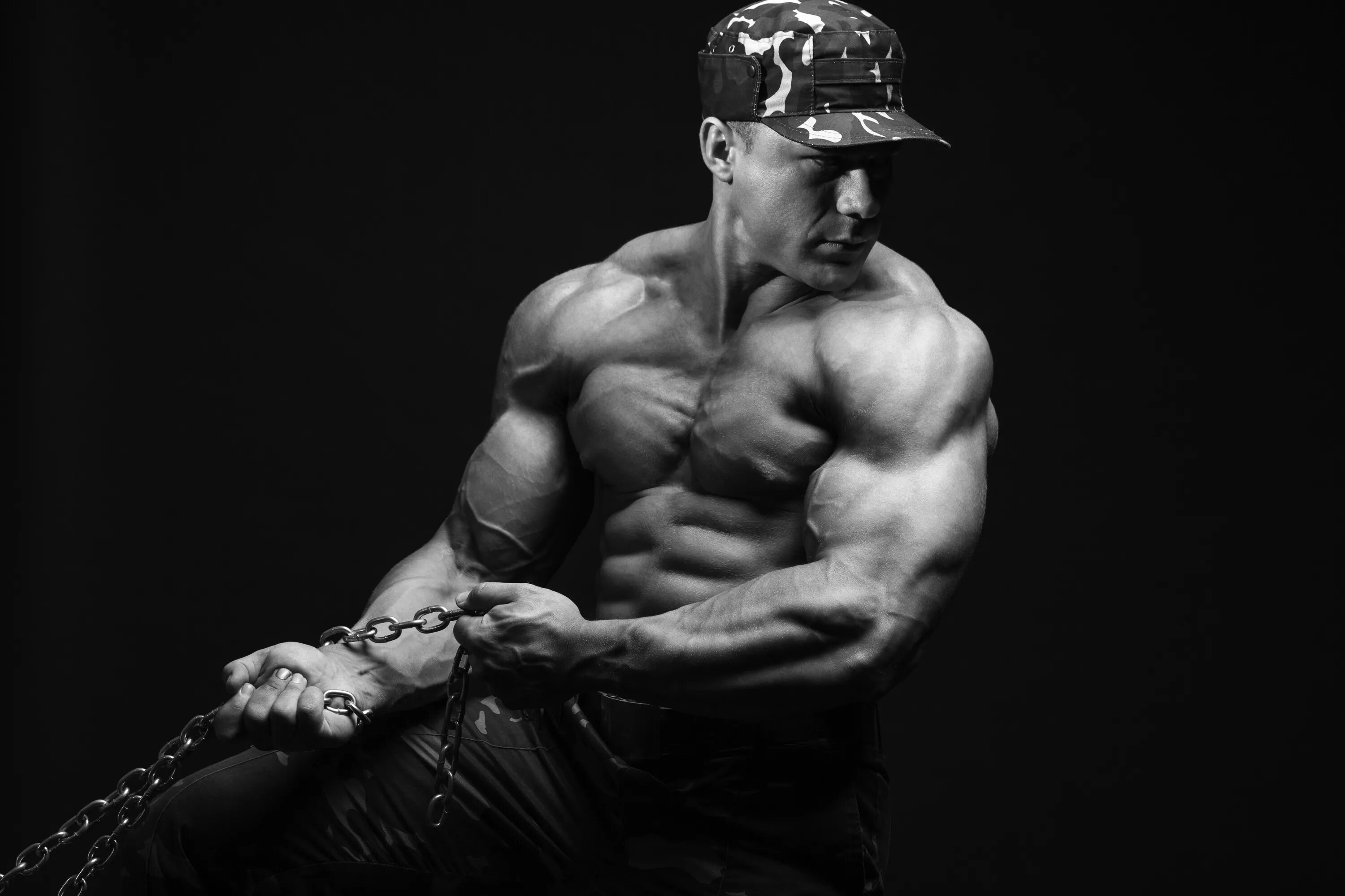 Атлет белый. Красивые мышцы. Фотосессия спортсменов. Натуральный бодибилдинг. Атлет белый.