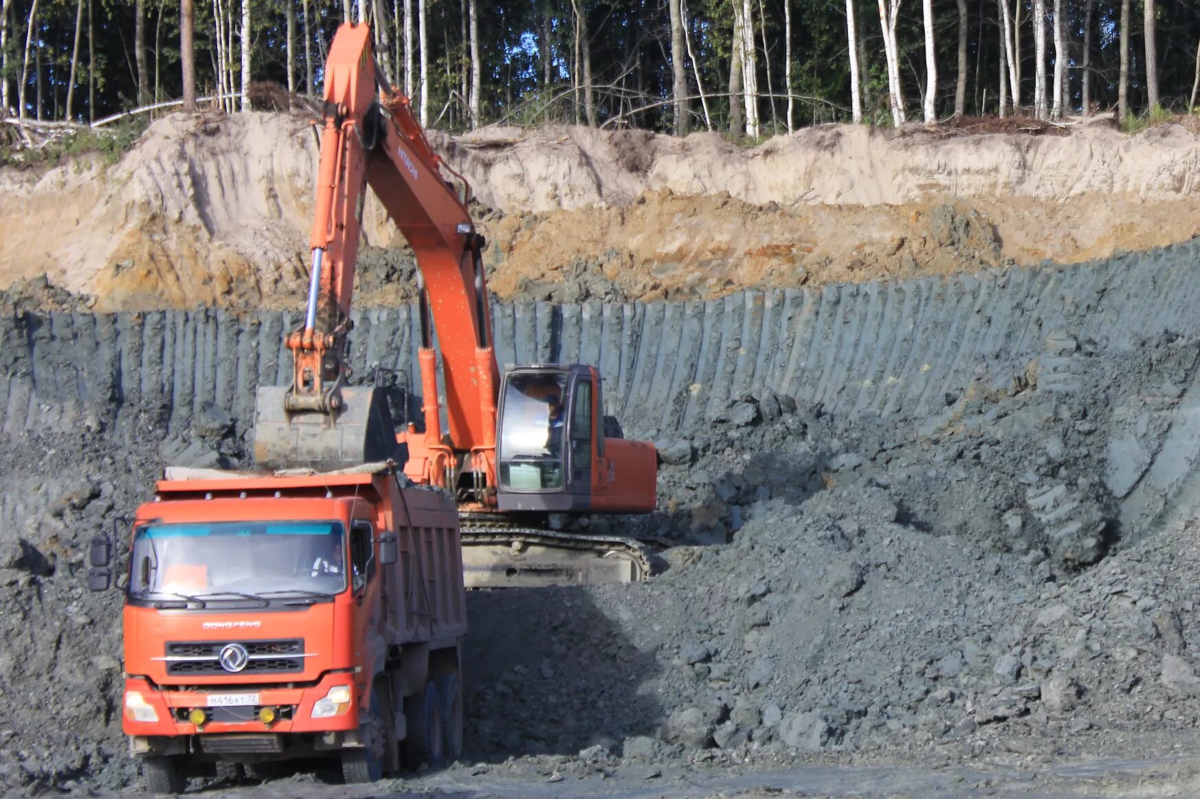 Глиняный карьер добыча глины. Карьер для добычи глины. Способы добычи глины. Способы добычи глины в нашем крае. Место добычи глины.