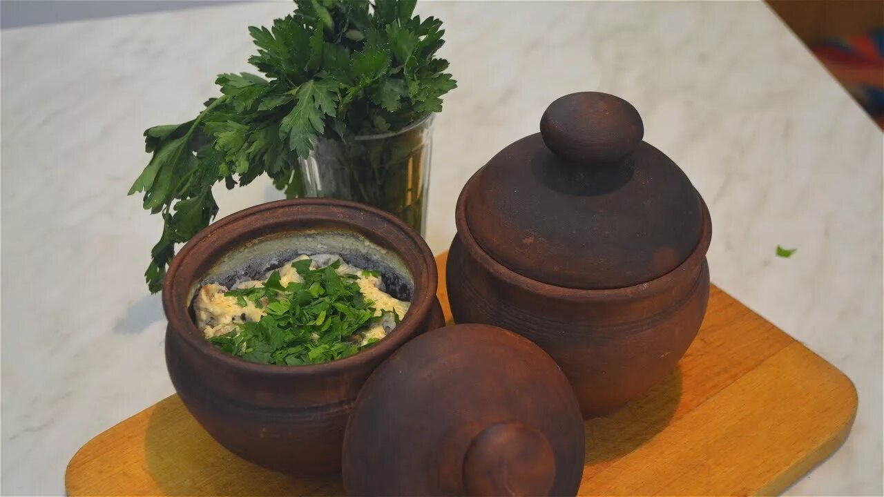 Потрошки в горшочке. Мясо в горшочках. Жаркое с грибами в горшочках. Жаркое из говядины в горшочках. Картошечка в горшочках в духовке.