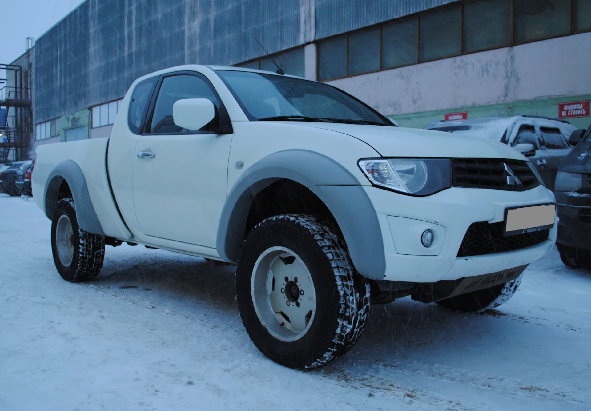 Митсубиси л200 3 поколение. Митсубиси л200 поколения. Mitsubishi l200. L200 Mitsubishi 2025. Митсубиси л200 фендеры.